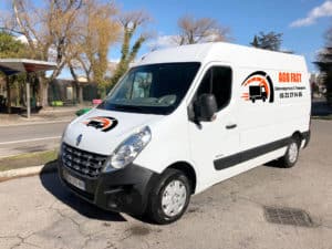 Camionnette d'Agofast garée, prête pour un déménagement à Venelles